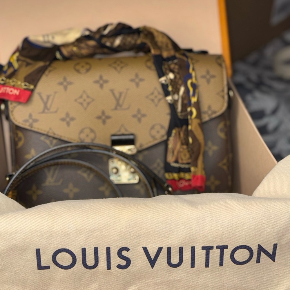 Louis Vuitton Two Toned Side Bag. 
Comes with connectable straps.
